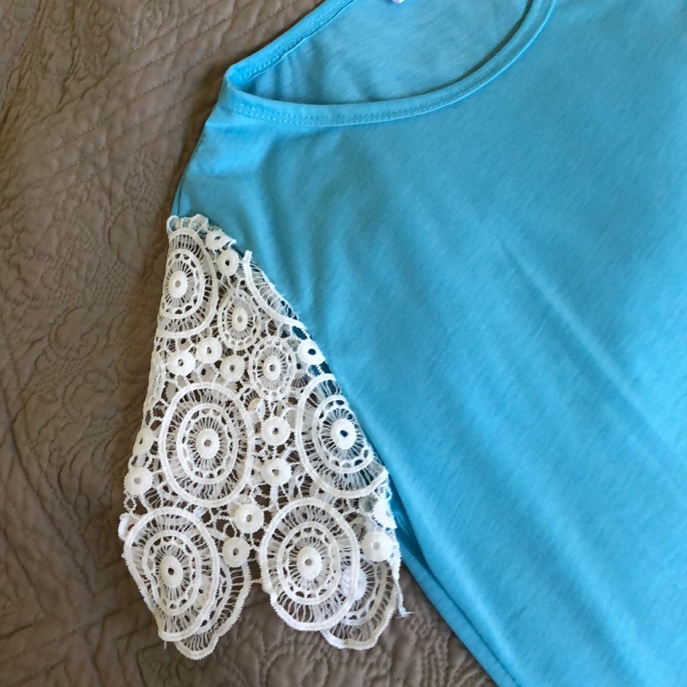 🌊😎 NWOT Turquoise Top with lace sleeves! 🌞🌊